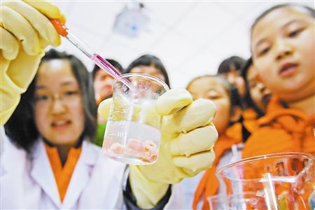 天津师范大学学生走进小学开展“食品安全小实验进校园”活动 