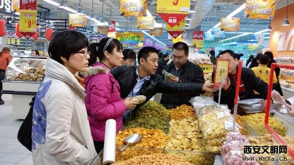 未央区食品药监局科所联动检查指导辖区大型超市食品安全