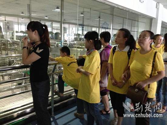 武汉举办食品安全开放日 15个学生家庭走进蒙牛
