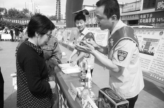 晋中市榆次区质监局走上街头讲解食品安全知识